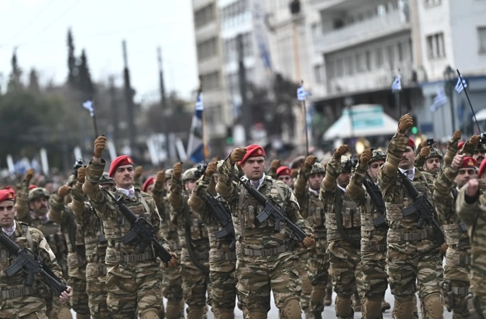 Αθήνα: Εντυπωσίασε η στρατιωτική παρέλαση- Αρματα μάχης, πεζοναύτες και μαχητικά ΦΩΤΟ – ΒΙΝΤΕΟ