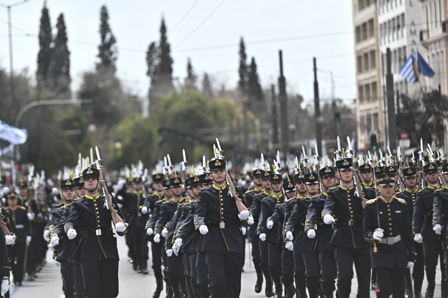Αθήνα: Εντυπωσίασε η στρατιωτική παρέλαση- Αρματα μάχης, πεζοναύτες και μαχητικά ΦΩΤΟ - ΒΙΝΤΕΟ