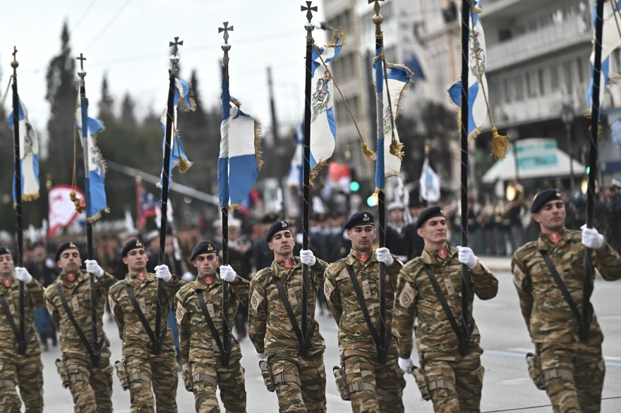 Αθήνα: Εντυπωσίασε η στρατιωτική παρέλαση- Αρματα μάχης, πεζοναύτες και μαχητικά ΦΩΤΟ - ΒΙΝΤΕΟ