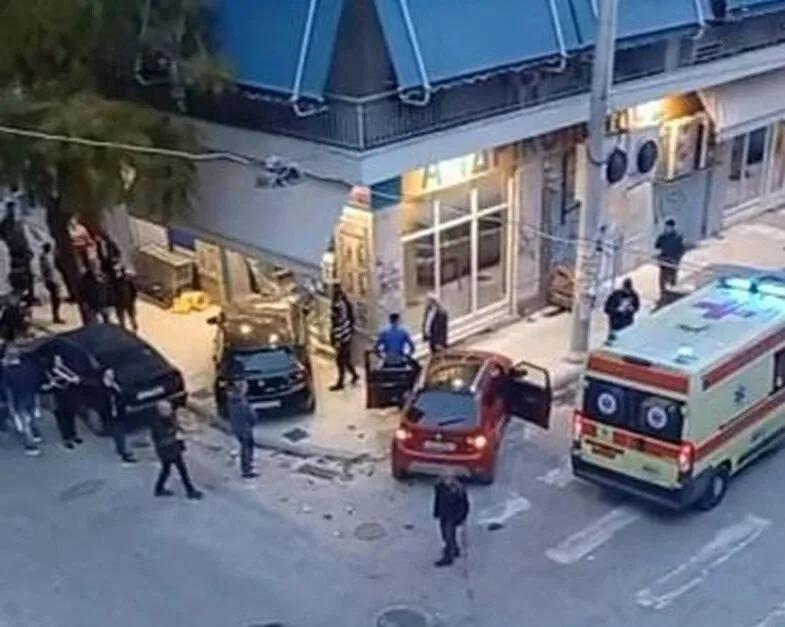 Πάτρα: Αυτοκίνητο σε σούπερ μάρκετ μετά από τροχαίο ΦΩΤΟ 29 Πάτρα: Αυτοκίνητο σε σούπερ μάρκετ μετά από τροχαίο ΦΩΤΟ
