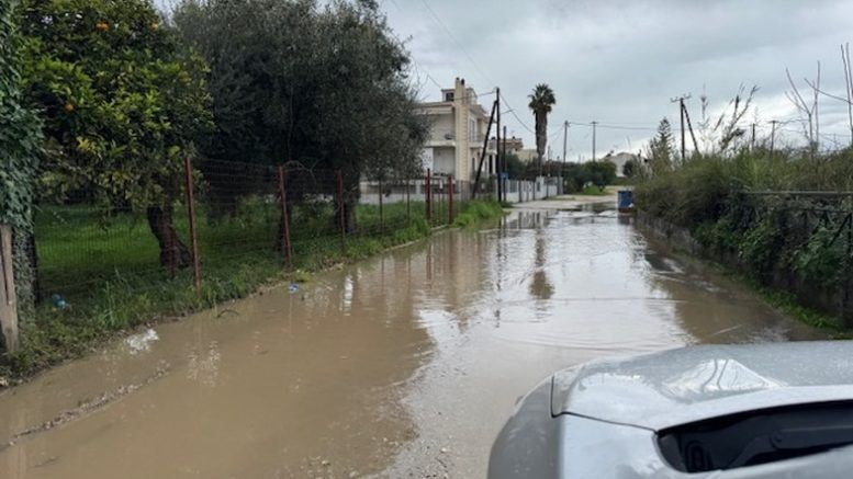 Πάτρα: Νηπιαγωγείο...«τούνελ», για μάθημα μέσα από λάσπες και «ποτάμια»!