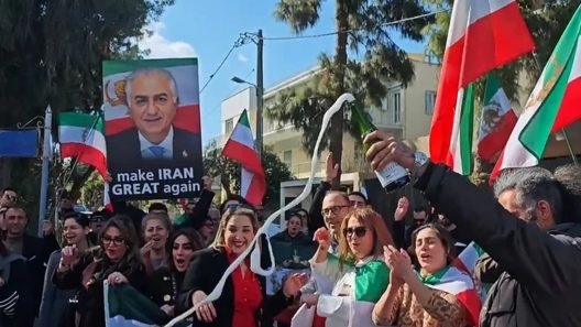 Ψυχικό: Πανηγυρισμοί με σαμπάνιες και χορό έξω από την Ιρανική Πρεσβεία