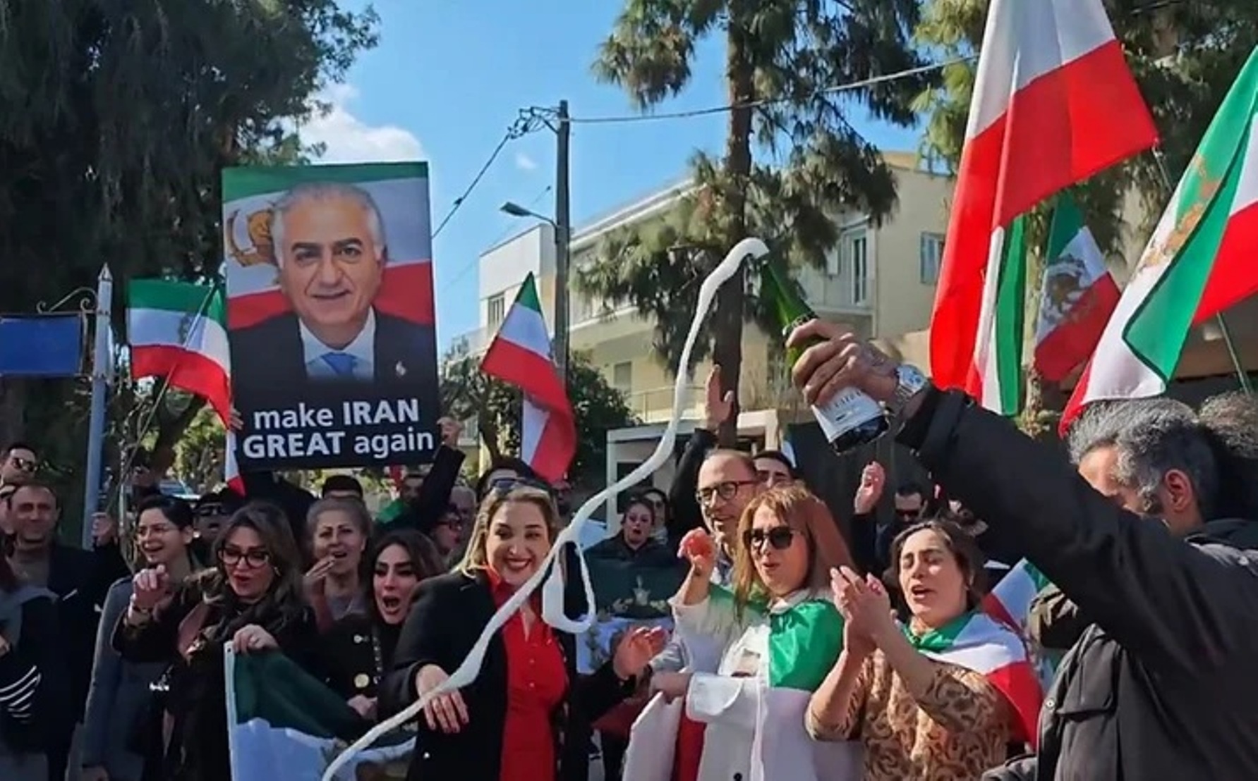 Ψυχικό: Πανηγυρισμοί με σαμπάνιες και χορό έξω από την Ιρανική Πρεσβεία