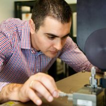 ΘΕΜΗΣ ΠΡΟΔΡΟΜΑΚΗΣ: Από το Αίγιο κατέκτησε την Αγγλία - «Η Τεχνητή νοημοσύνη δεν καλύπτει τα πάντα» - Μιλά αποκλειστικά στο Patrapress.gr