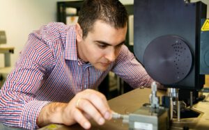 ΘΕΜΗΣ ΠΡΟΔΡΟΜΑΚΗΣ: Από το Αίγιο κατέκτησε την Αγγλία - «Η Τεχνητή νοημοσύνη δεν καλύπτει τα πάντα» - Μιλά αποκλειστικά στο Patrapress.gr