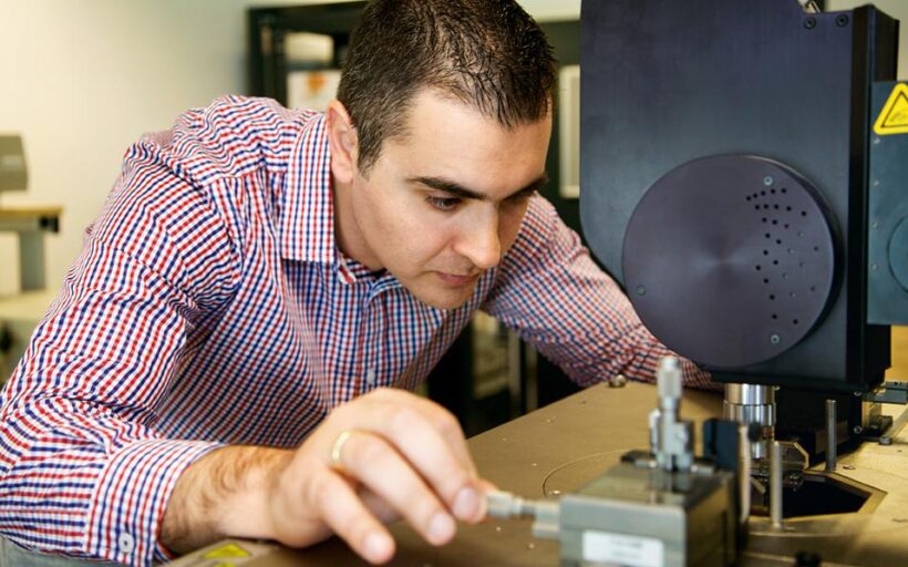 ΘΕΜΗΣ ΠΡΟΔΡΟΜΑΚΗΣ: Από το Αίγιο κατέκτησε την Αγγλία - «Η Τεχνητή νοημοσύνη δεν καλύπτει τα πάντα» - Μιλά αποκλειστικά στο Patrapress.gr