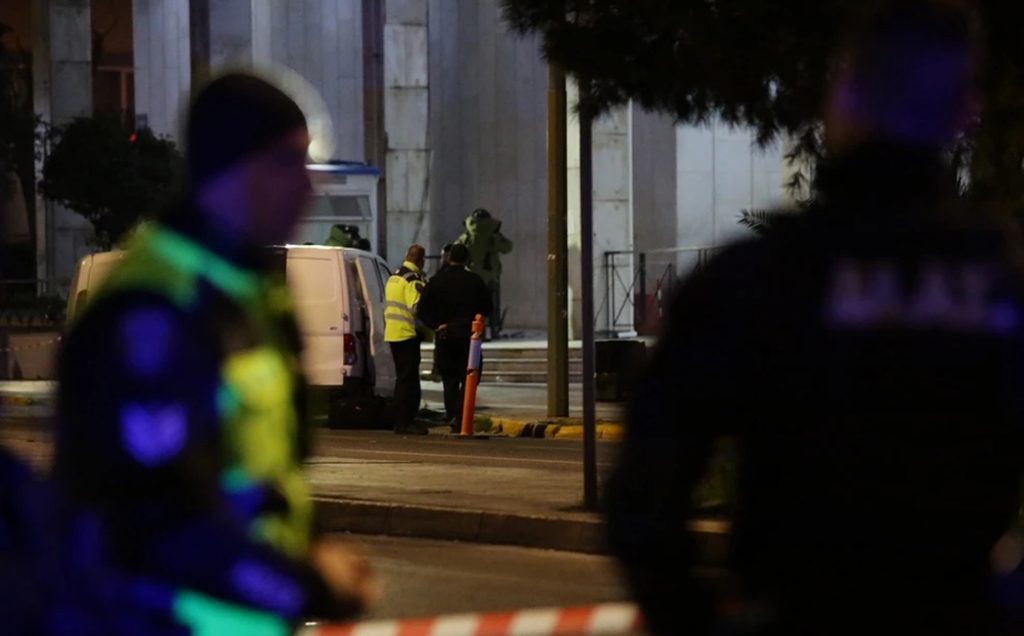 Αληθινές οι χειροβομβίδες που κατείχε ο άνδρας έξω από τη ΓΑΔΑ, ελεγχόμενη έκρηξη