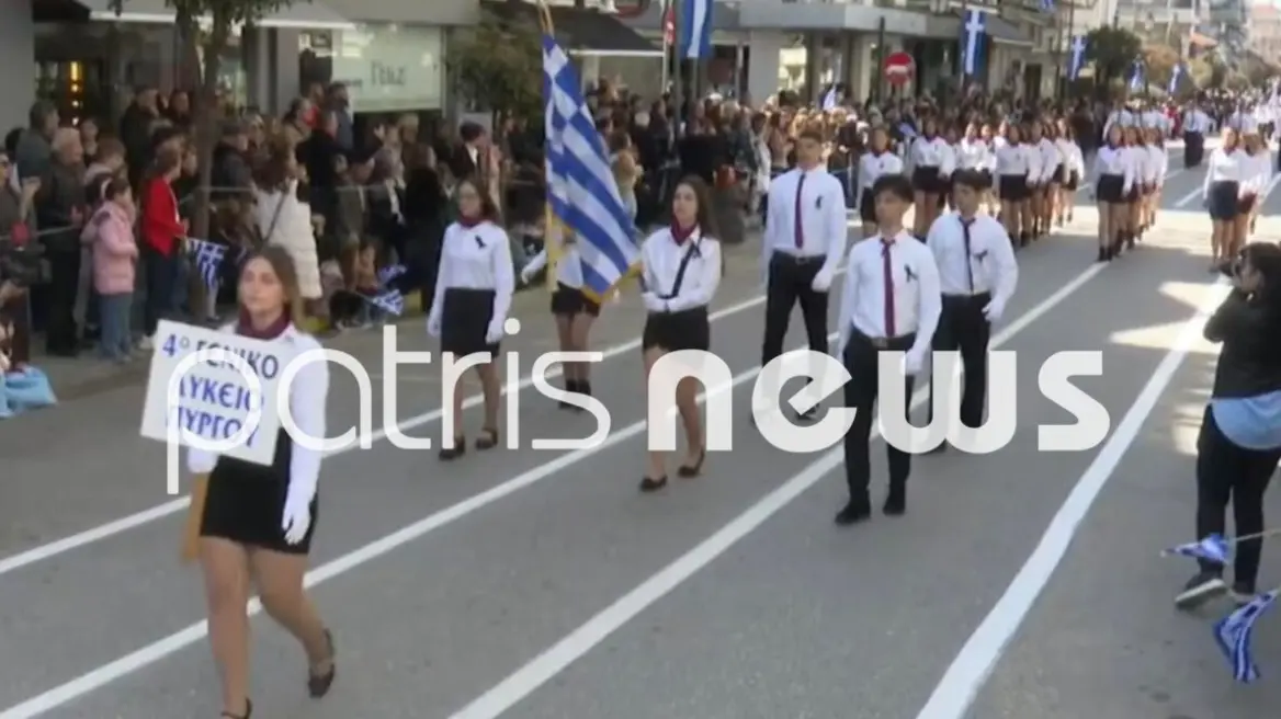 Πύργος: Με πένθος παρέλασαν οι συμμαθητές του 18χρονου που σκοτώθηκε ΒΙΝΤΕΟ ΦΩΤΟ 29 Πύργος: Με πένθος παρέλασαν οι συμμαθητές του 18χρονου που σκοτώθηκε ΒΙΝΤΕΟ ΦΩΤΟ