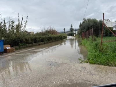 Πάτρα: Νηπιαγωγείο...«τούνελ», για μάθημα μέσα από λάσπες και «ποτάμια»!