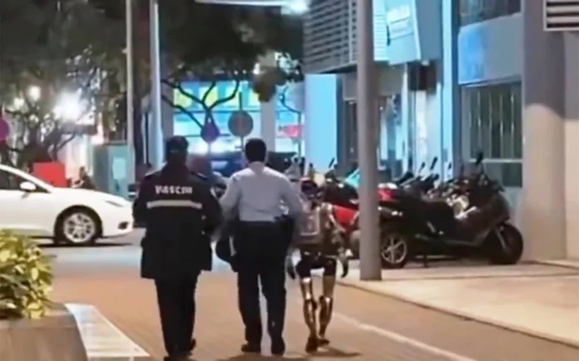 Η στιγμή της σύλληψης του ρομπότ