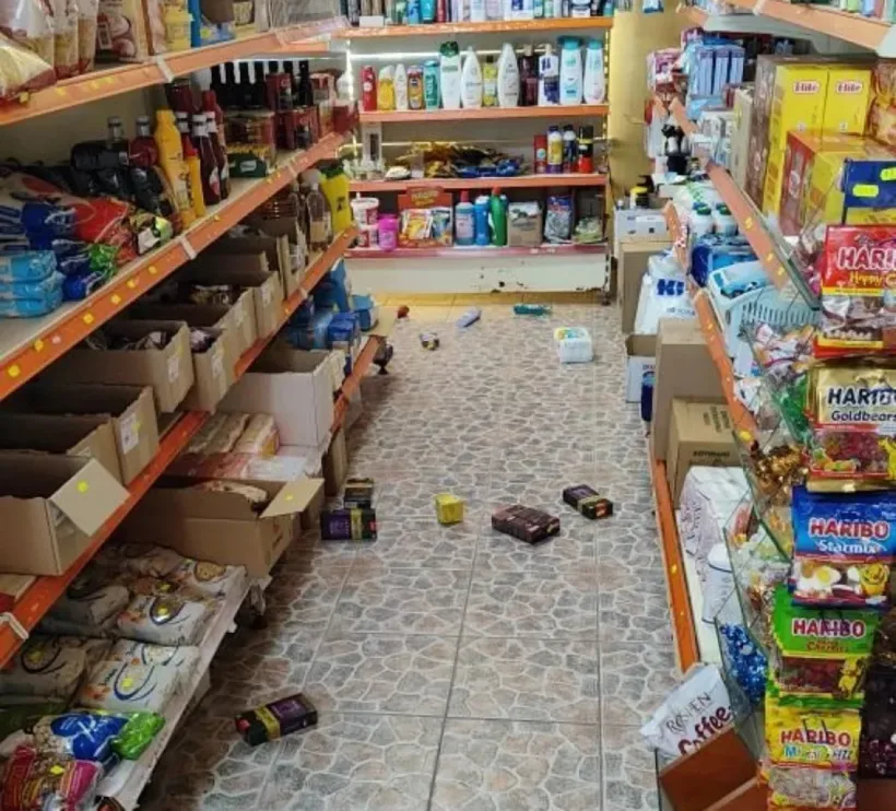 Εικόνα από παντοπωλείο μετά τον σεισμό των 4,7 ρίχτερ