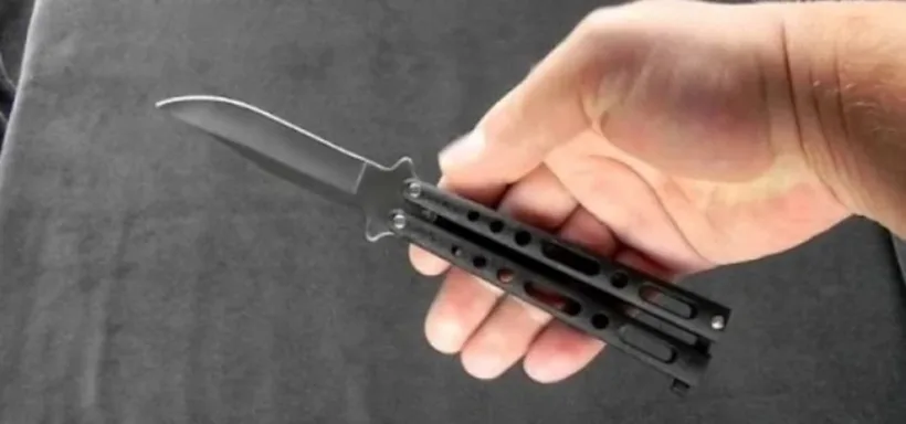 Πάτρα: Κυκλοφορούσαν με μαχαίρια «πεταλούδα»