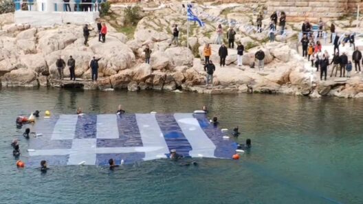 Τεράστια γαλανόλευκη σημαία στην Πειραϊκή