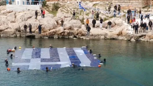 Τεράστια γαλανόλευκη σημαία στην Πειραϊκή