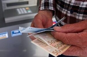 Το λάθος που κάνουν χιλιάδες φορολογούμενοι με τον ακατάσχετο λογαριασμό 32 Το λάθος που κάνουν χιλιάδες φορολογούμενοι με τον ακατάσχετο λογαριασμό
