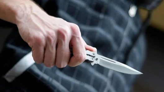 Πάτρα: Κυκλοφορούσε με αναδιπλούμενο στιλέτο