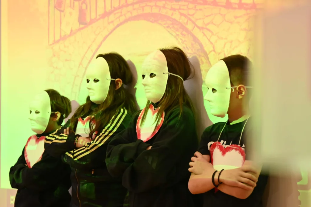 «Γέφυρες φιλίας»: Μαθητές της Αχαΐας ενώνουν τις φωνές τους κατά της βίας ΦΩΤΟ