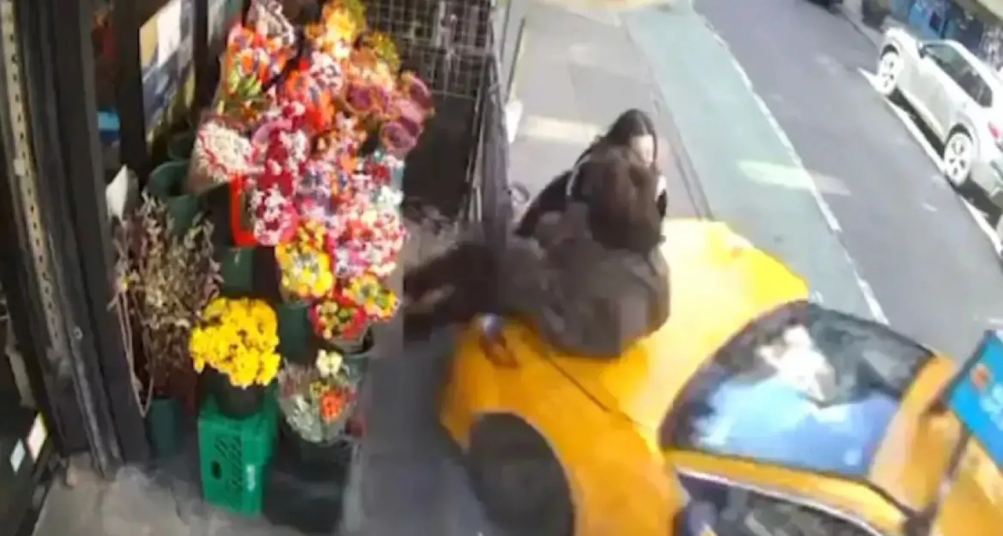 ΒΙΝΤΕΟ με ταξί να παρασύρει γυναίκες και να τις εκτοξεύει!