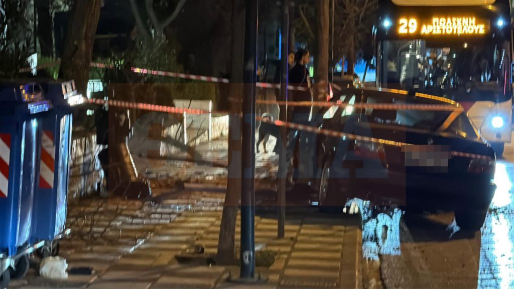 Θεσσαλονίκη: ΙΧ «σκαρφάλωσε» σε πεζοδρόμιο και σκότωσε 25χρονο ΦΩΤΟ - ΒΙΝΤΕΟ