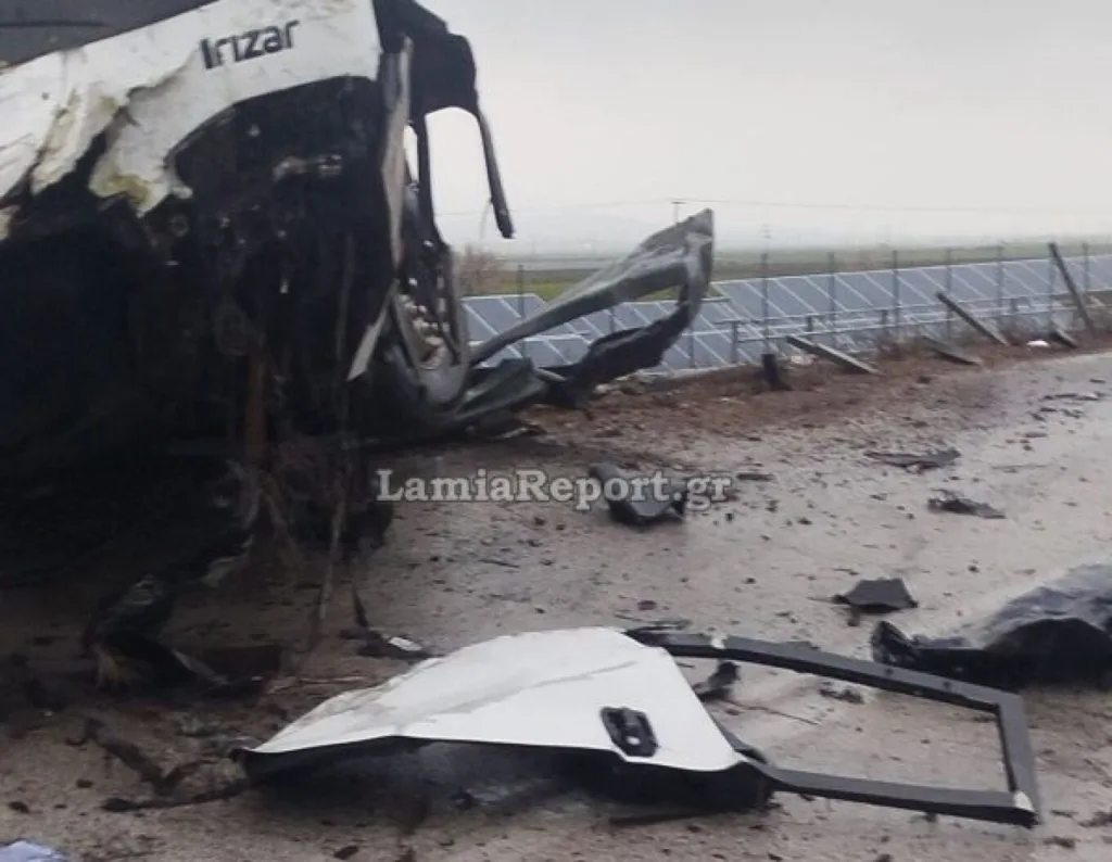 Θανάσιμη μετωπική σύγκρουση ΙΧ με λεωφορείο, νεκρός 21χρονος ΦΩΤΟ