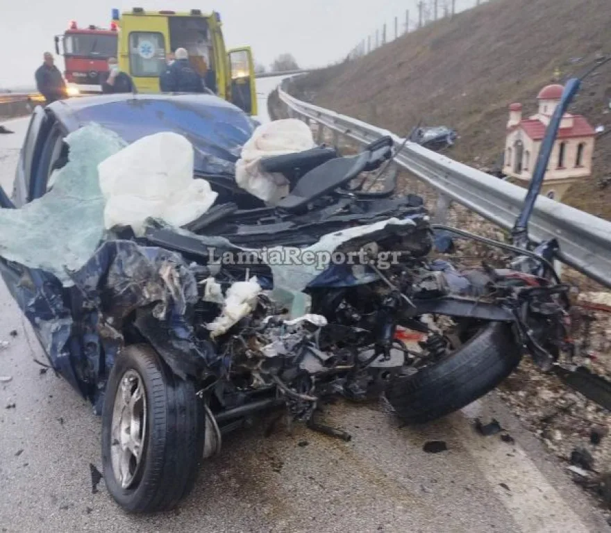 Θανάσιμη μετωπική σύγκρουση ΙΧ με λεωφορείο, νεκρός 21χρονος ΦΩΤΟ