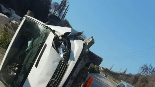 Πάτρα: Τροχαίο με εκτροπή και ανατροπή βαν