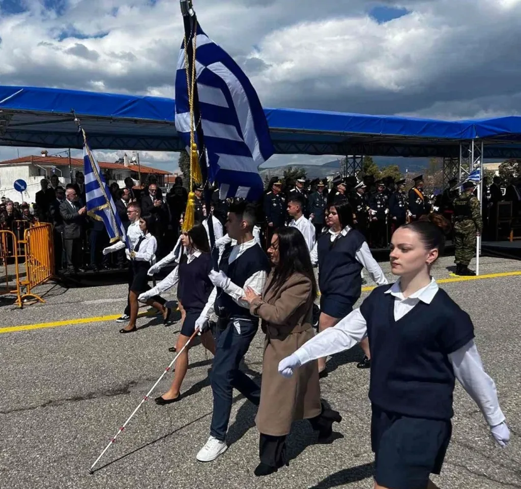 Μεσολόγγι: Ρίγη συγκίνησης για τον τυφλό σημαιοφόρο, στην παρέλαση για την Εξοδο ΦΩΤΟ 29 Μεσολόγγι: Ρίγη συγκίνησης για τον τυφλό σημαιοφόρο, στην παρέλαση για την Εξοδο ΦΩΤΟ