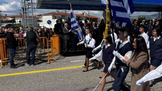 Μεσολόγγι: Ρίγη συγκίνησης για τον τυφλό σημαιοφόρο, στην παρέλαση για την Εξοδο ΦΩΤΟ