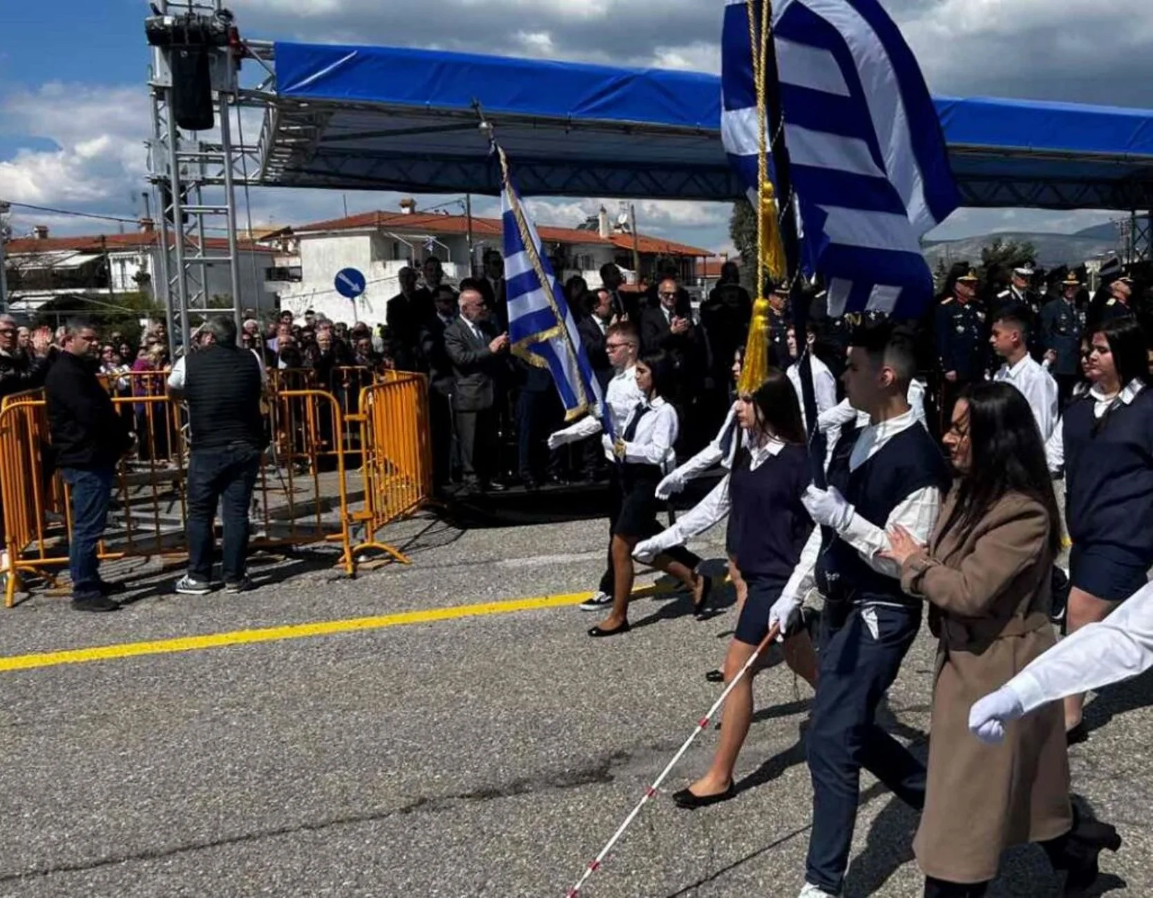 Μεσολόγγι: Ρίγη συγκίνησης για τον τυφλό σημαιοφόρο, στην παρέλαση για την Εξοδο ΦΩΤΟ