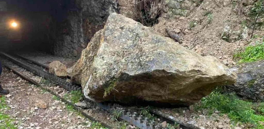 Αχαΐα: Βράχοι στις γραμμές του Οδοντωτού, μόνιμη απειλή οι κατολισθήσεις ΦΩΤΟ 29 Αχαΐα: Βράχοι στις γραμμές του Οδοντωτού, μόνιμη απειλή οι κατολισθήσεις ΦΩΤΟ