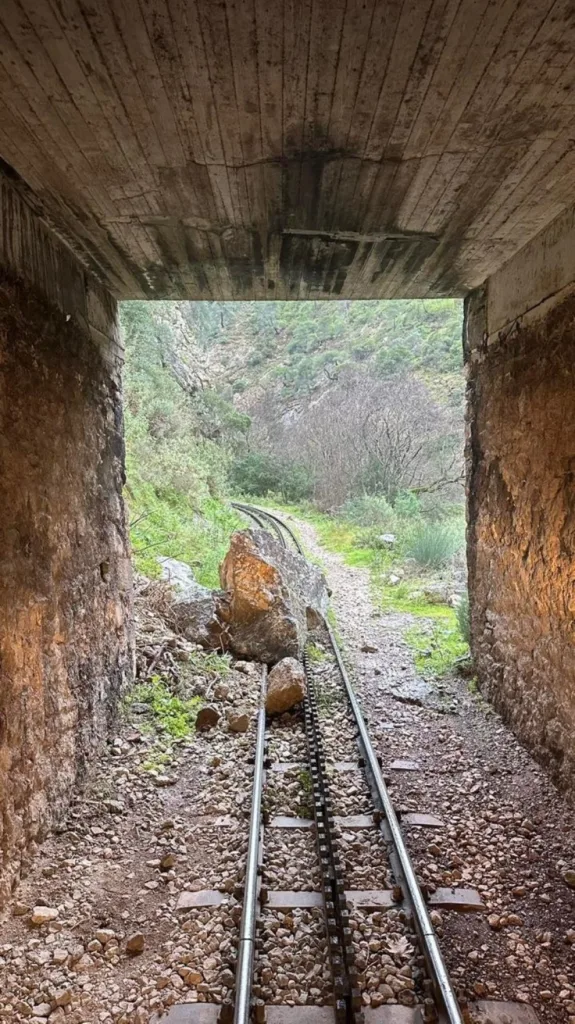 Αχαΐα: Βράχοι στις γραμμές του Οδοντωτού, μόνιμη απειλή οι κατολισθήσεις ΦΩΤΟ 7 Αχαΐα: Βράχοι στις γραμμές του Οδοντωτού, μόνιμη απειλή οι κατολισθήσεις ΦΩΤΟ
