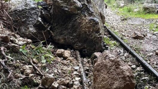 Αχαΐα: Βράχοι στις γραμμές του Οδοντωτού, μόνιμη απειλή οι κατολισθήσεις ΦΩΤΟ