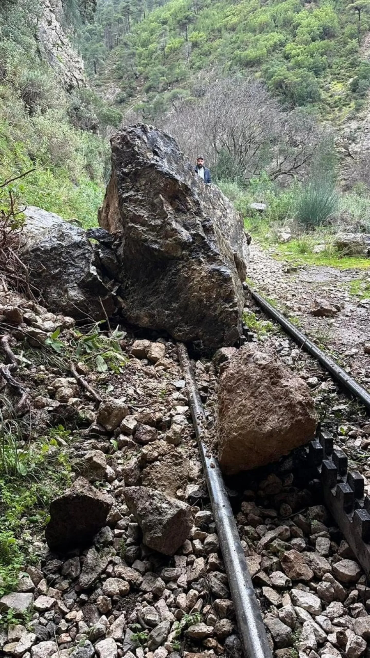 Αχαΐα: Βράχοι στις γραμμές του Οδοντωτού, μόνιμη απειλή οι κατολισθήσεις ΦΩΤΟ