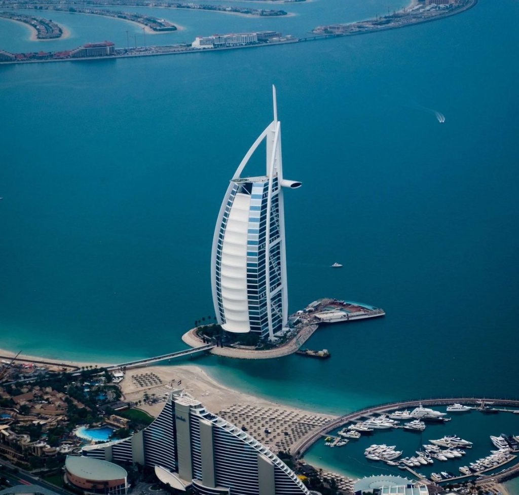 Ντουμπάι: Φωτιά στο εμβληματικό ξενοδοχείο Μπουρτζ αλ Αράμπ, στα καταφύγια οι πολίτες ΒΙΝΤΕΟ