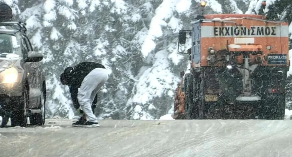 Καλάβρυτα: Επιχείρηση απεγκλωβισμού επιβατών ΙΧ, τους «καθήλωσε» σφοδρή χιονόπτωση