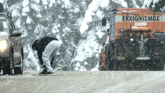 Καλάβρυτα: Επιχείρηση απεγκλωβισμού επιβατών ΙΧ, τους «καθήλωσε» σφοδρή χιονόπτωση