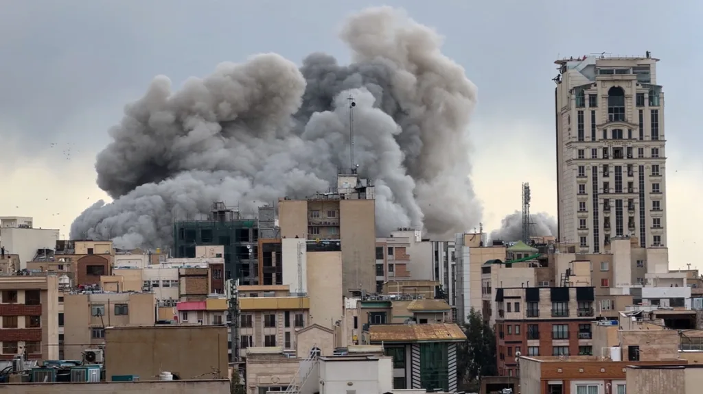 Μέση Ανατολή: Φλέγεται για 17η μέρα - Σενάρια για την επόμενη μέρα σε ΗΠΑ - Ισραήλ και Ιράν