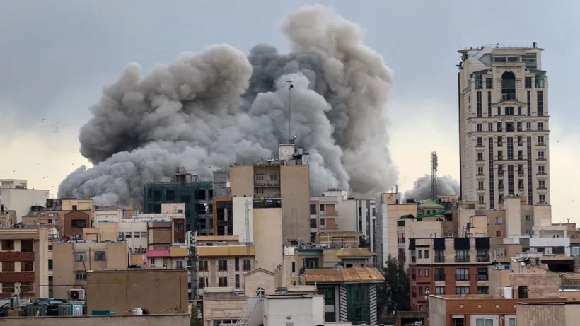 Μέση Ανατολή: Φλέγεται για 17η μέρα - Σενάρια για την επόμενη μέρα σε ΗΠΑ - Ισραήλ και Ιράν