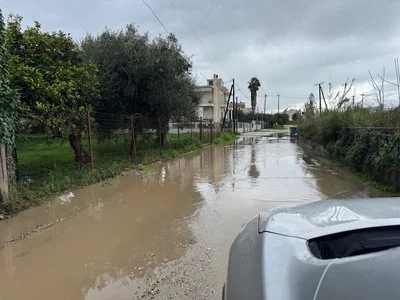 Πάτρα: Νηπιαγωγείο...«τούνελ», για μάθημα μέσα από λάσπες και «ποτάμια»!