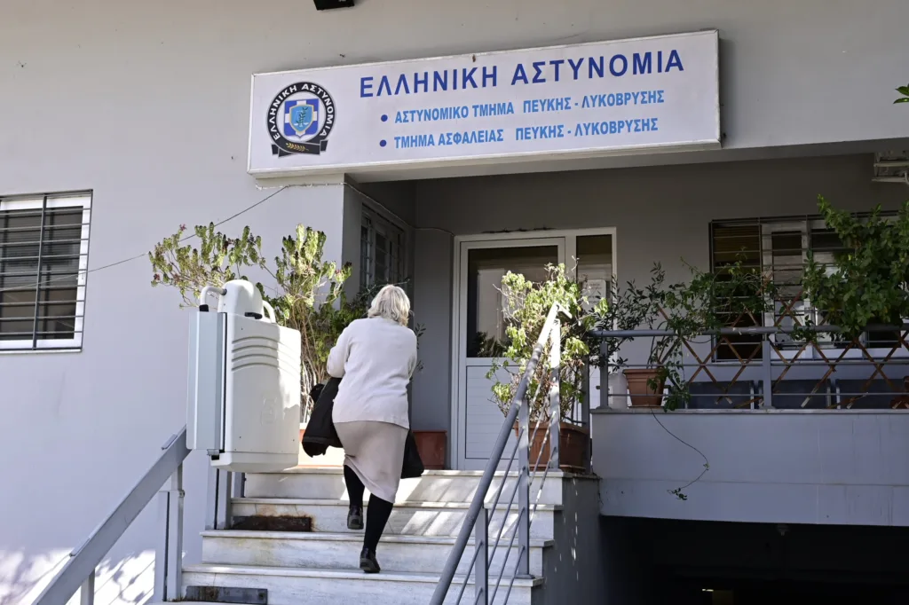 Χρυσή Αυγή: Παραδόθηκε η Ελένη Ζαρούλια ΦΩΤΟ