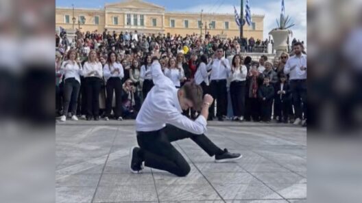 «Σείστηκε» η πλατεία Συντάγματος από το ζεϊμπέκικο νεαρού την 25η Μαρτίου ΒΙΝΤΕΟ