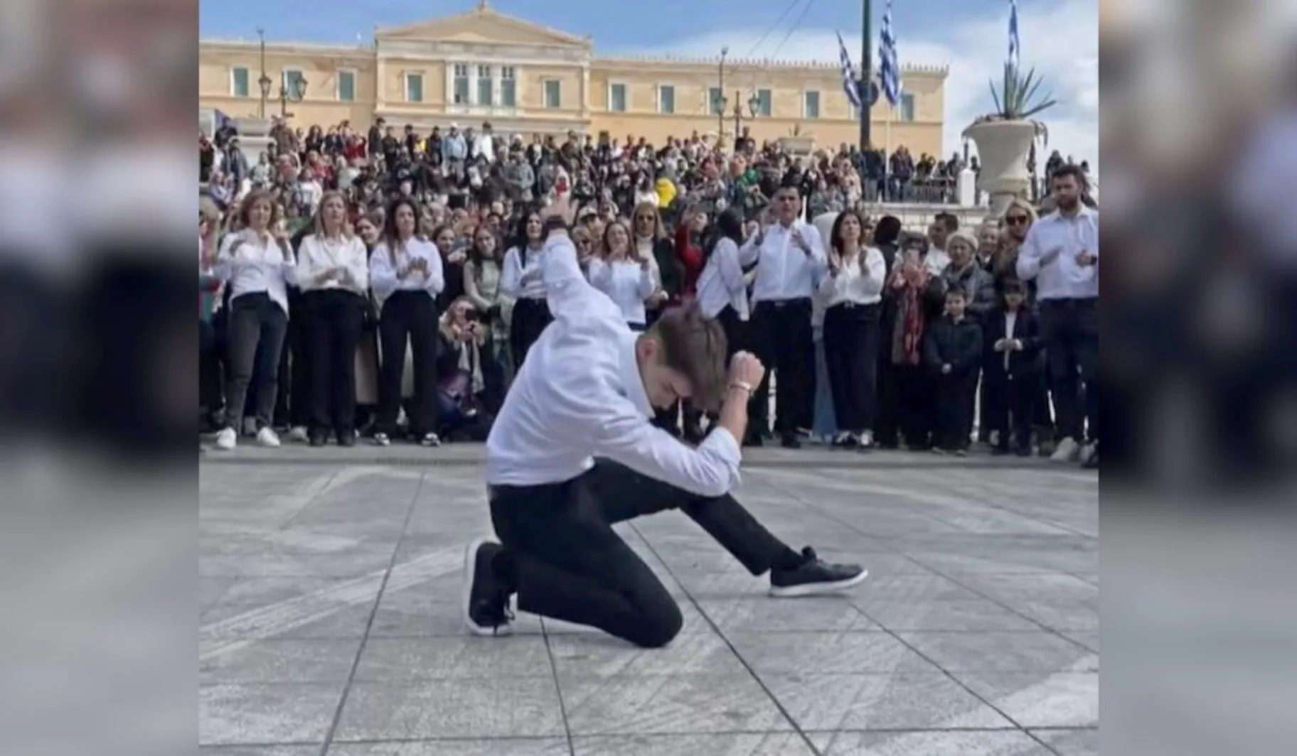 «Σείστηκε» η πλατεία Συντάγματος από το ζεϊμπέκικο νεαρού την 25η Μαρτίου ΒΙΝΤΕΟ