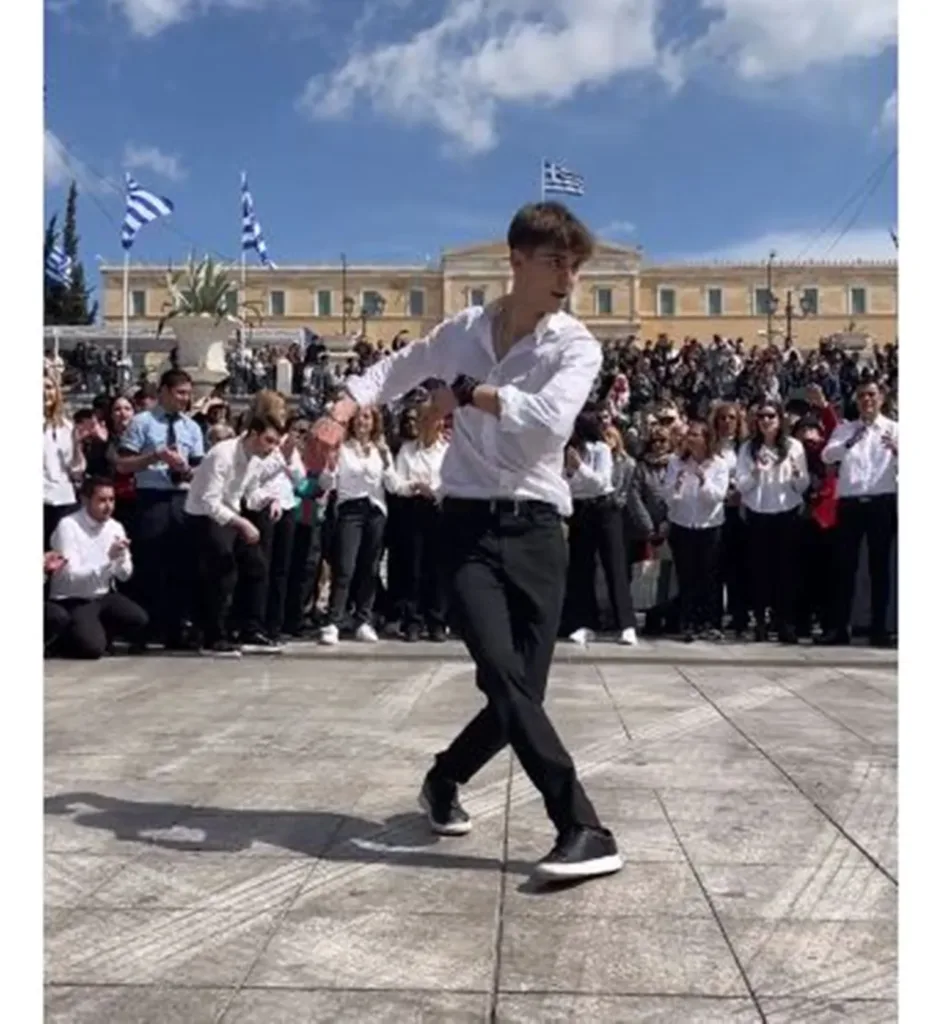 «Σείστηκε» η πλατεία Συντάγματος από το ζεϊμπέκικο νεαρού την 25η Μαρτίου ΒΙΝΤΕΟ