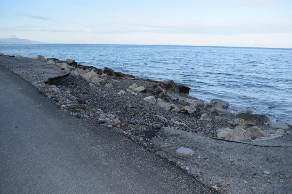 Πάτρα-Αγυιά: Διάβρωση της παραλίας στο Ελος - O δρόμος διαλύεται από το κύμα ΦΩΤΟ