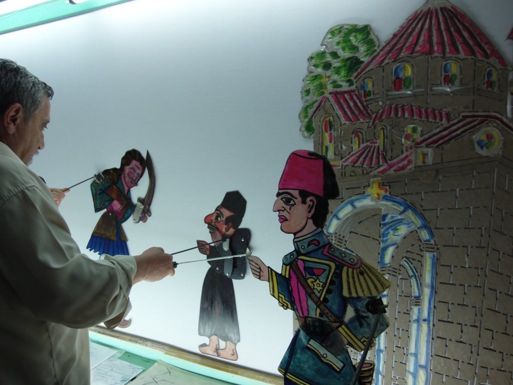 Ο Καραγκιόζης στην Επανάσταση και οι ήρωες του 1821 στο Πάτρας Περί Σκιών ΦΩΤΟ