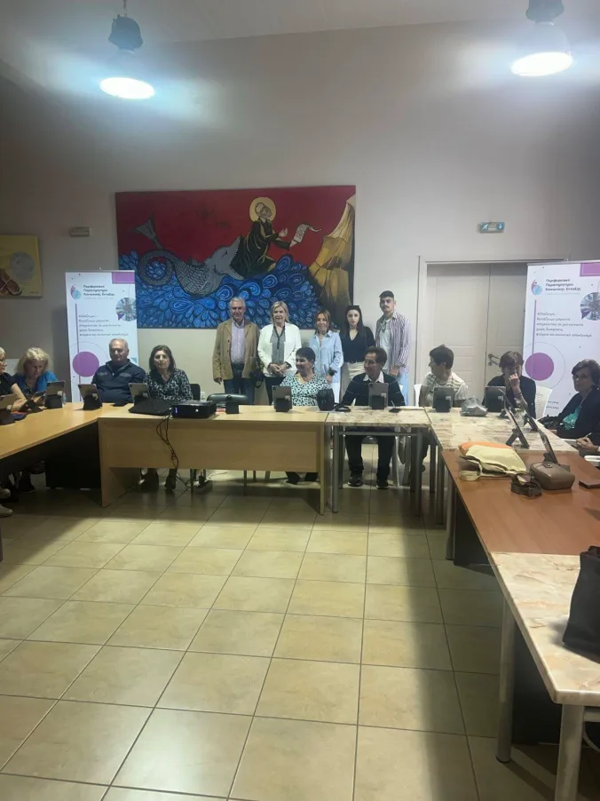 Ηλικιωμένοι μαθαίνουν την «Ψηφιακή Κοινωνία» ΦΩΤΟ