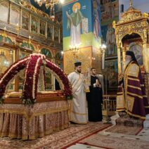 Η Ακολουθία του Επιταφίου Θρήνου στην Ιερά Μητρόπολη Καλαβρύτων και Αιγιαλείας ΦΩΤΟ 17 Η Ακολουθία του Επιταφίου Θρήνου στην Ιερά Μητρόπολη Καλαβρύτων και Αιγιαλείας ΦΩΤΟ