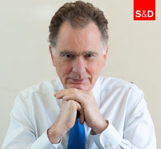 «Τα κινητά στο σχολείο είναι ο ελέφαντας στο δωμάτιο»