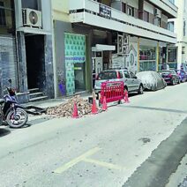 Πάτρα: Σκάβουν δρόμους για οπτικές ίνες και σπάνε σωλήνες και ρολόγια της ΔΕΥΑΠ ΦΩΤΟ