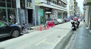 Πάτρα: Σκάβουν δρόμους για οπτικές ίνες και σπάνε σωλήνες και ρολόγια της ΔΕΥΑΠ ΦΩΤΟ